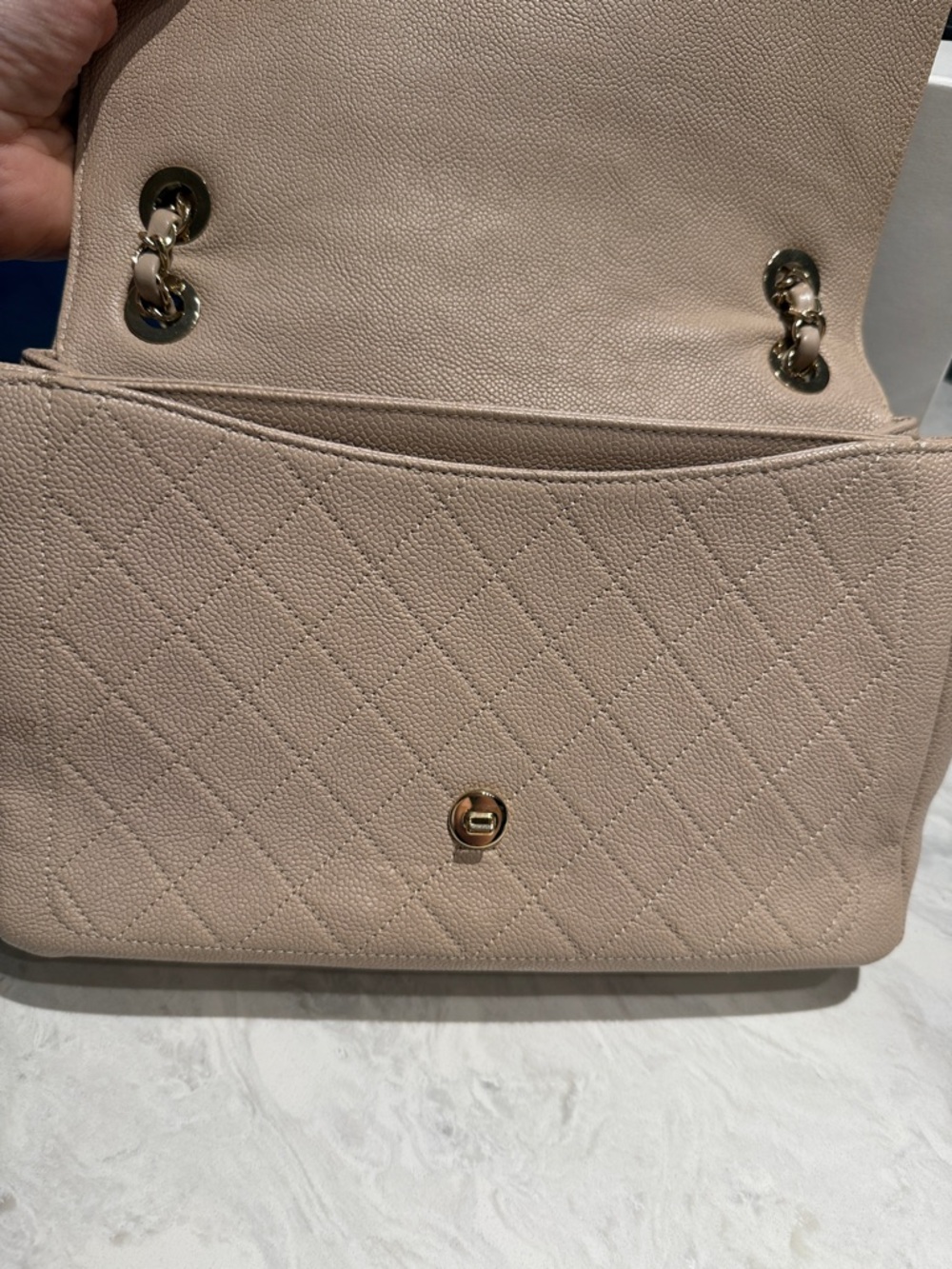 CHANEL Pale Beige Leather Shoulder Bag with Gold Chain - Picture 5 of 9